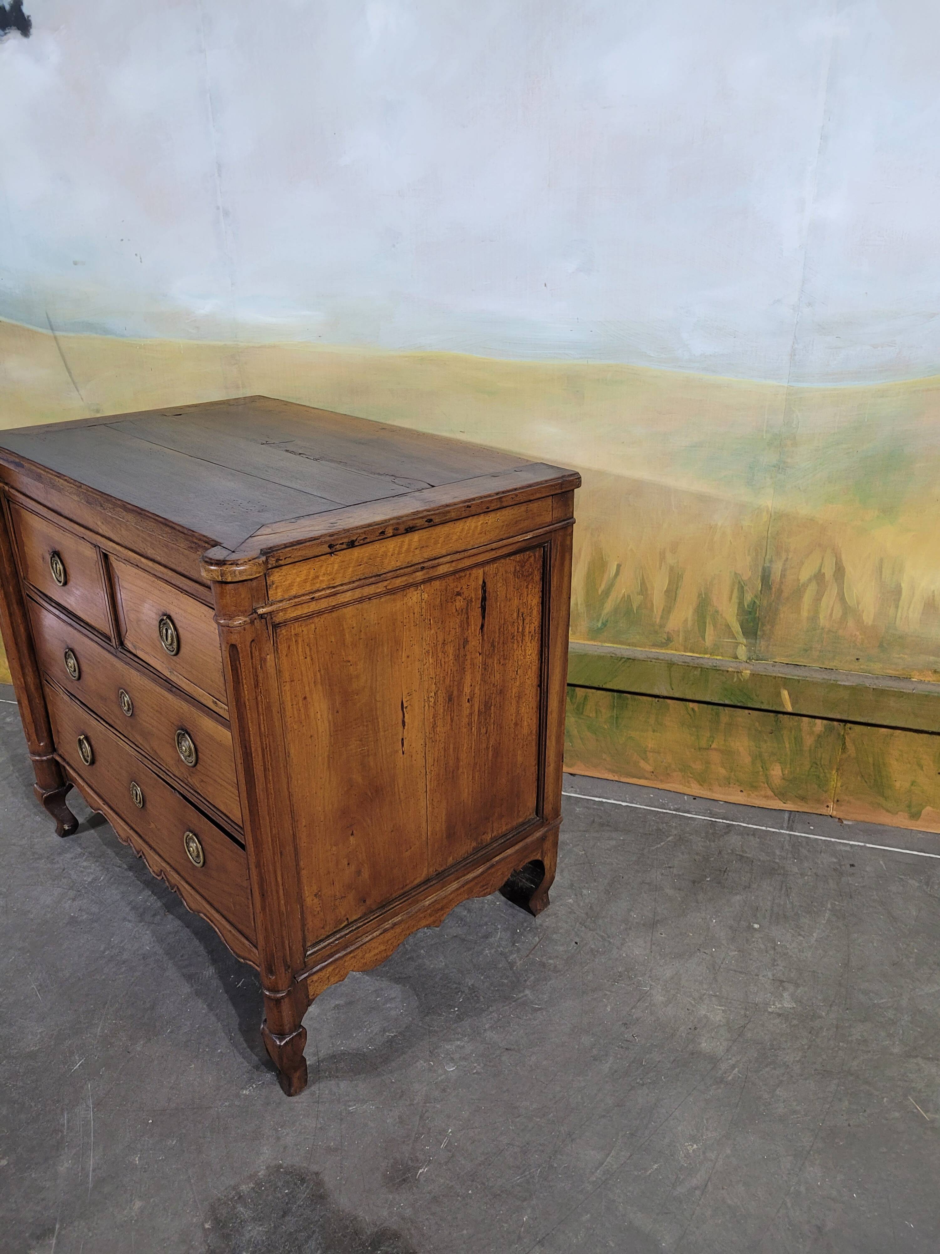 Small 18th-century chest of drawers in walnut and cherry wood.