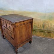 Small 18th-century chest of drawers in walnut and cherry wood.