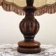 Lampe de table ronde en bois tourné à rainures de style français des années 50 avec abat-jour en peau de cachemire.