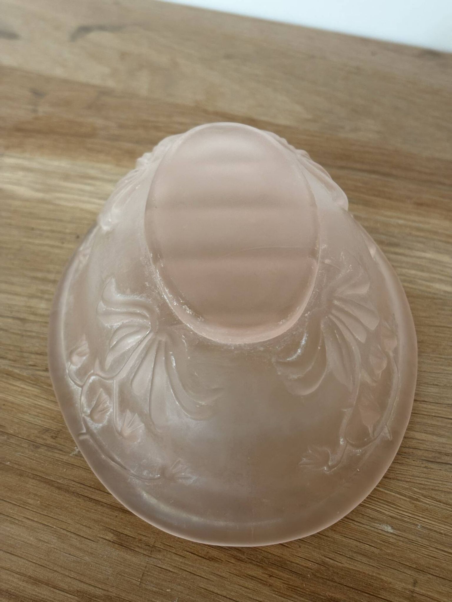 Porte savon art déco verre moulé rose muguets