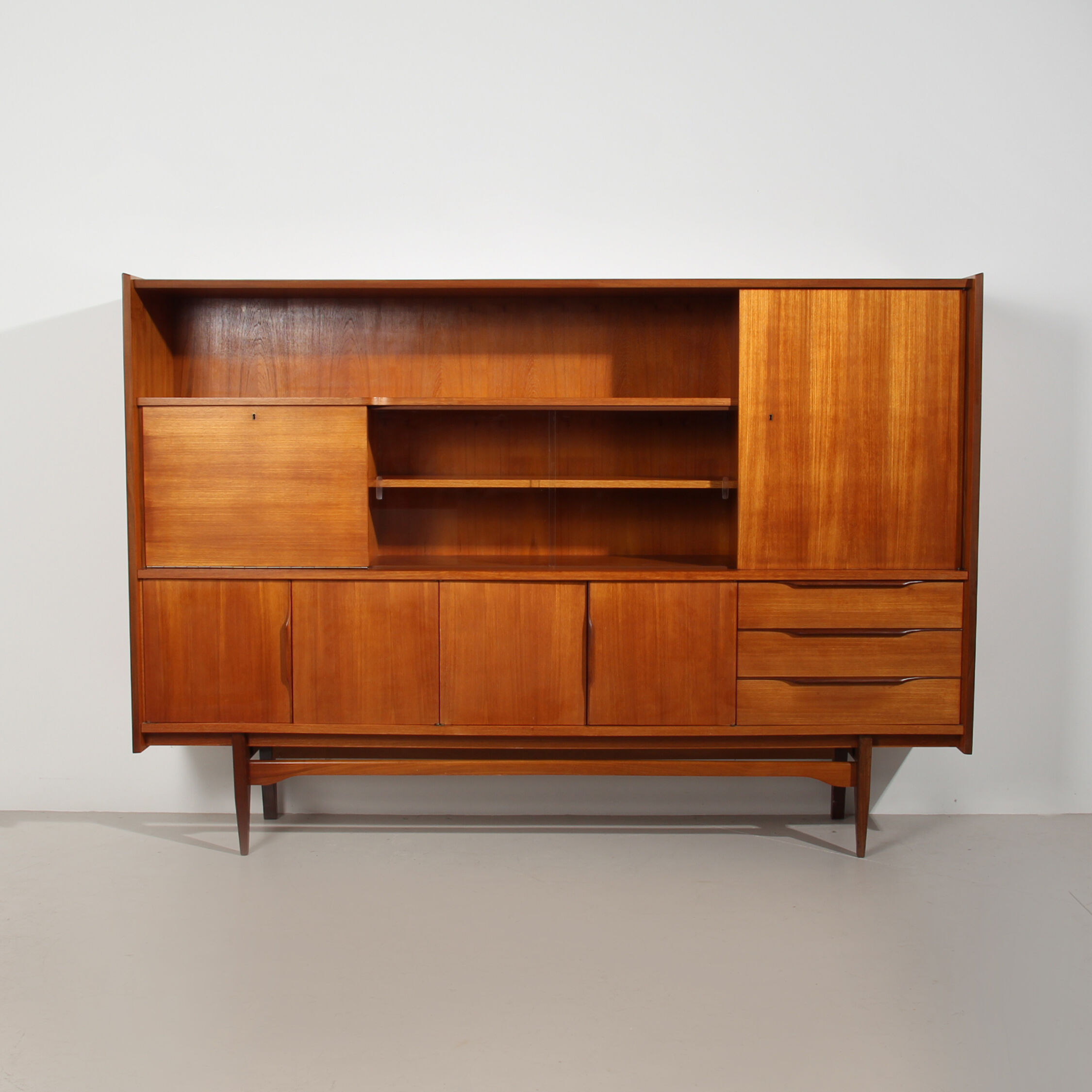 Scandinavian high row in teak