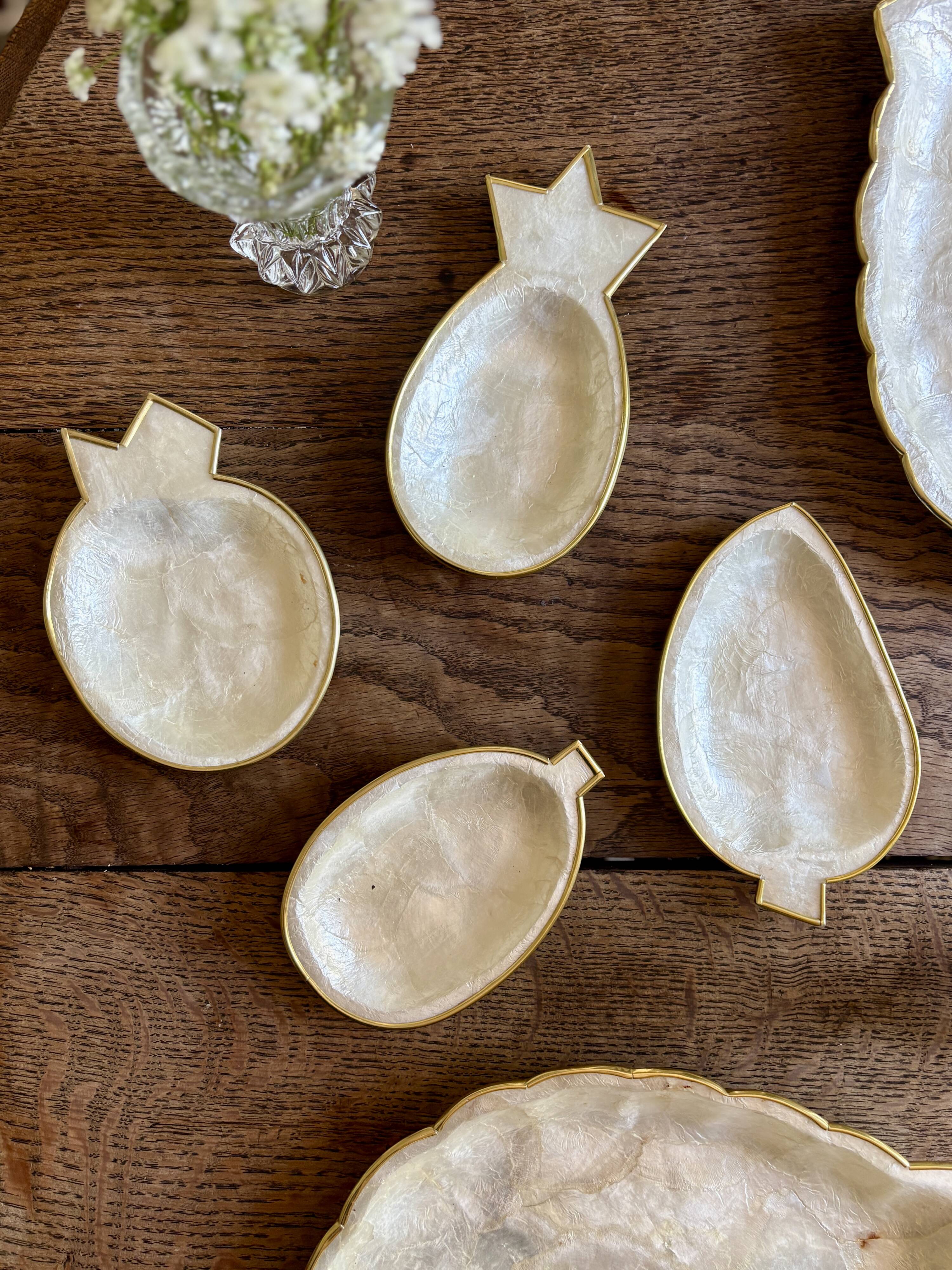 Lot de plats vintage en nacre et laiton