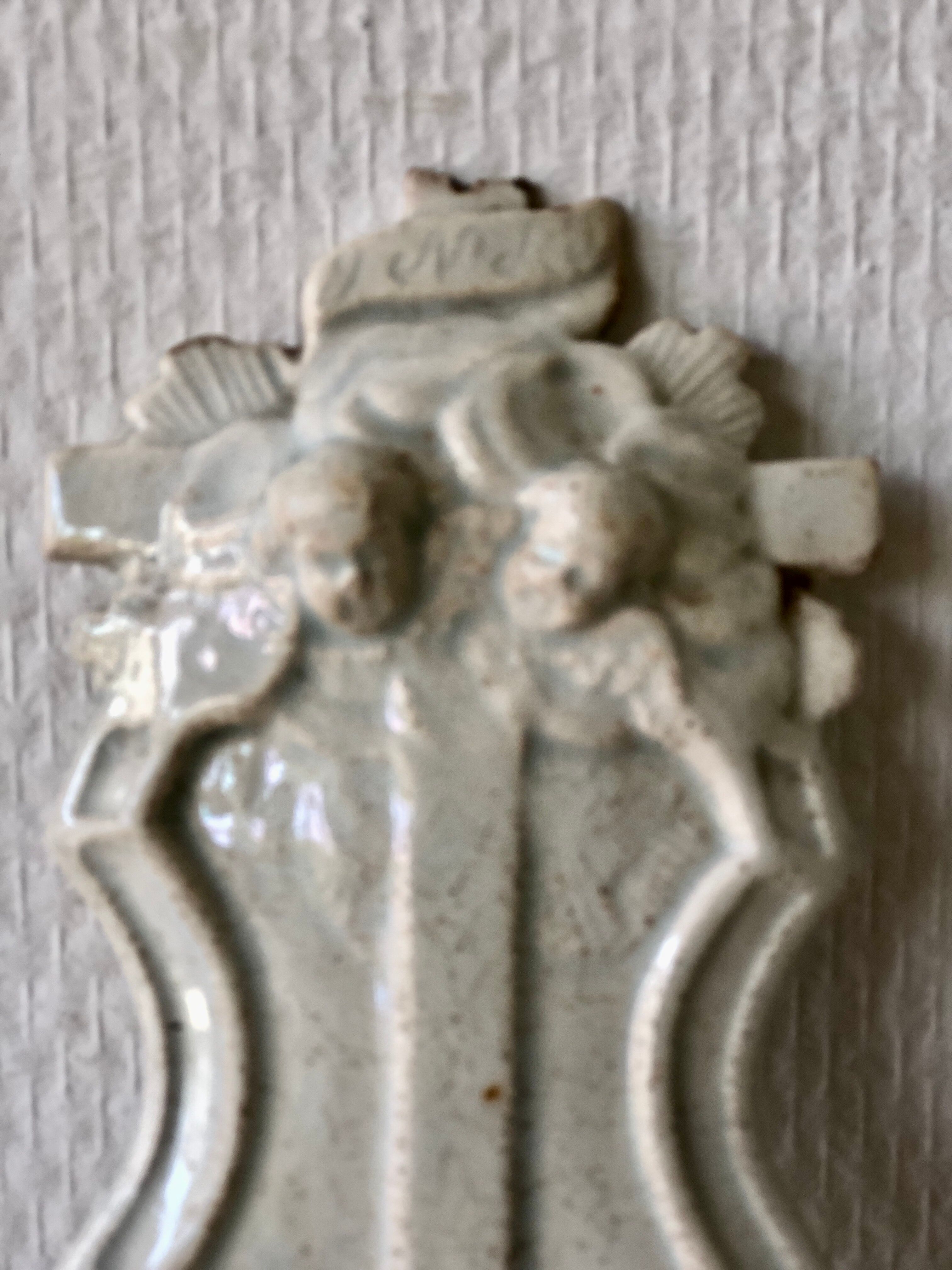 Benitier en faience signe Gien
