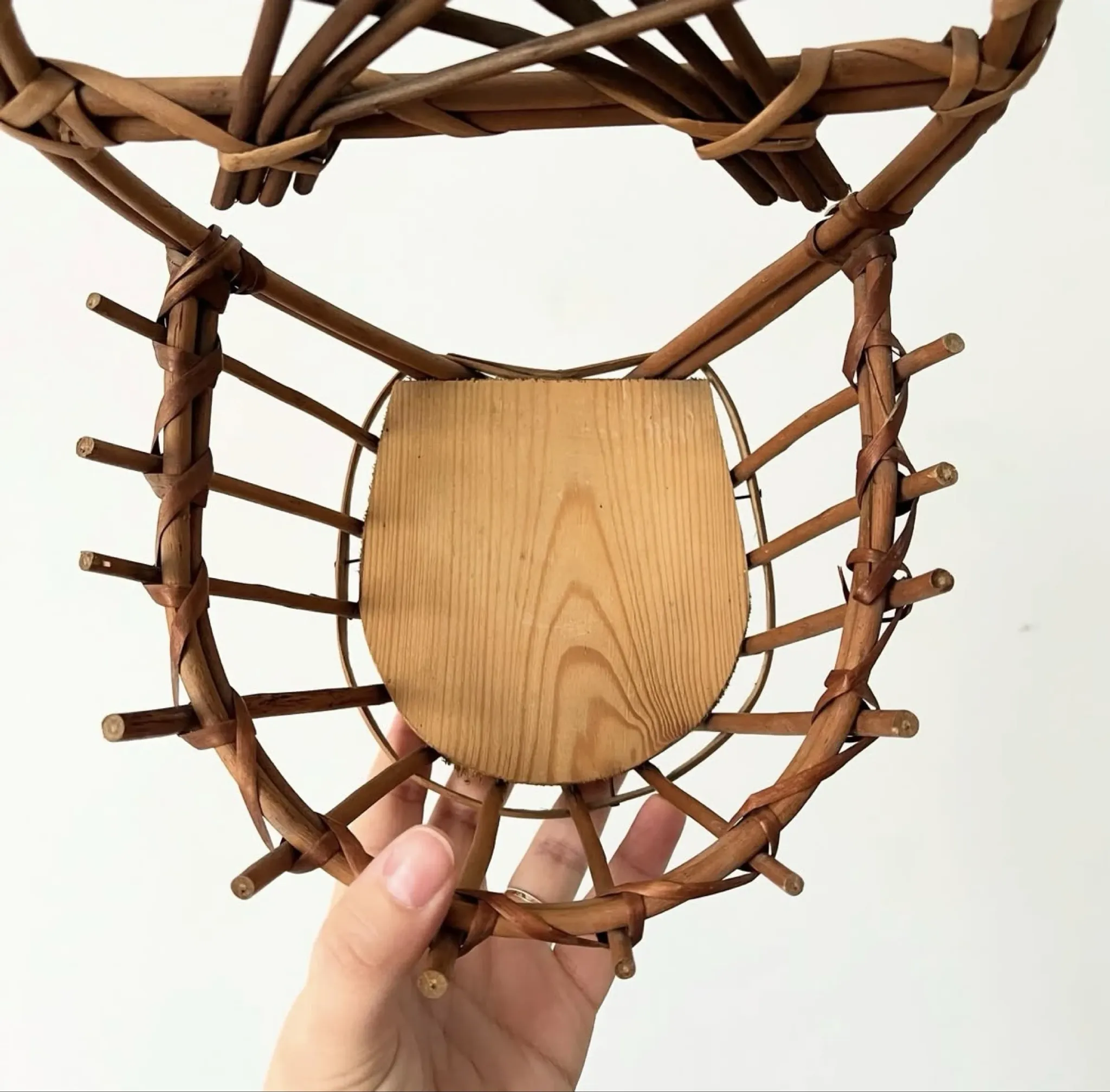 Wall-mounted plant holder in rattan