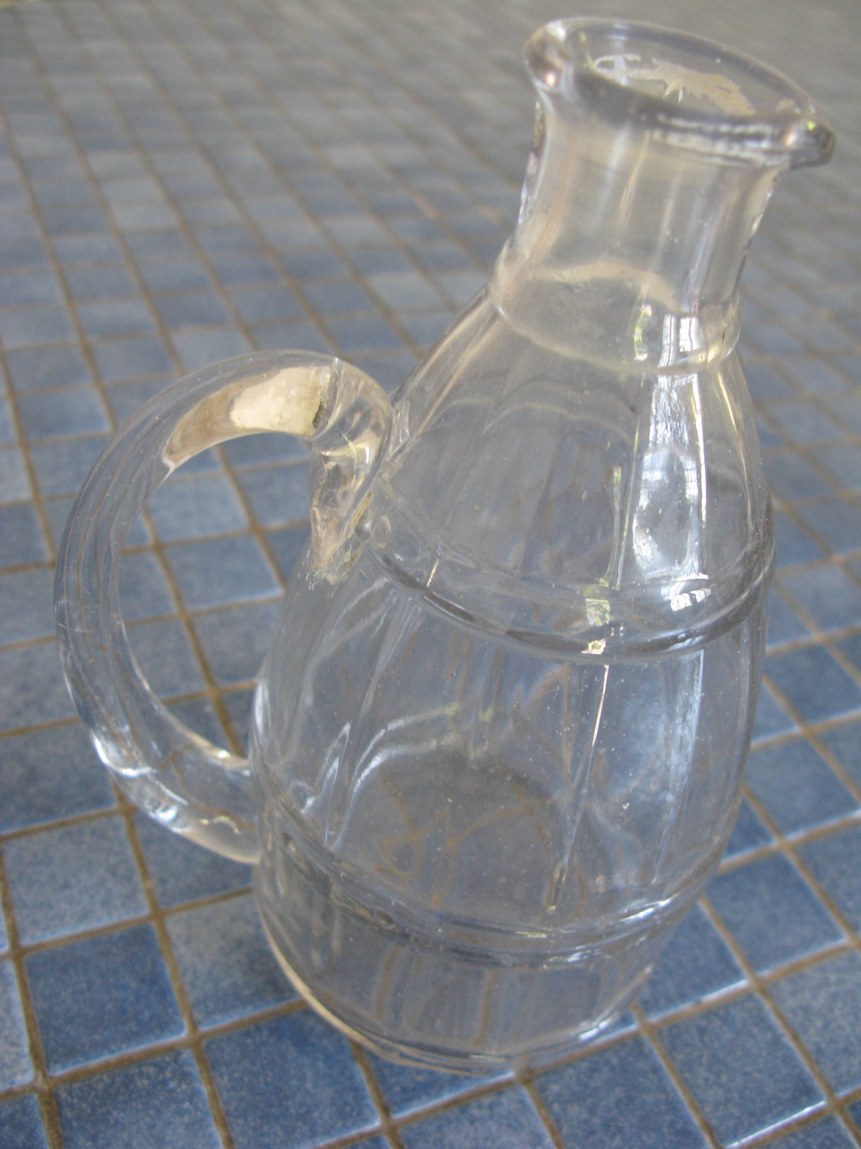 Lot de 4 carafes en verre blanc