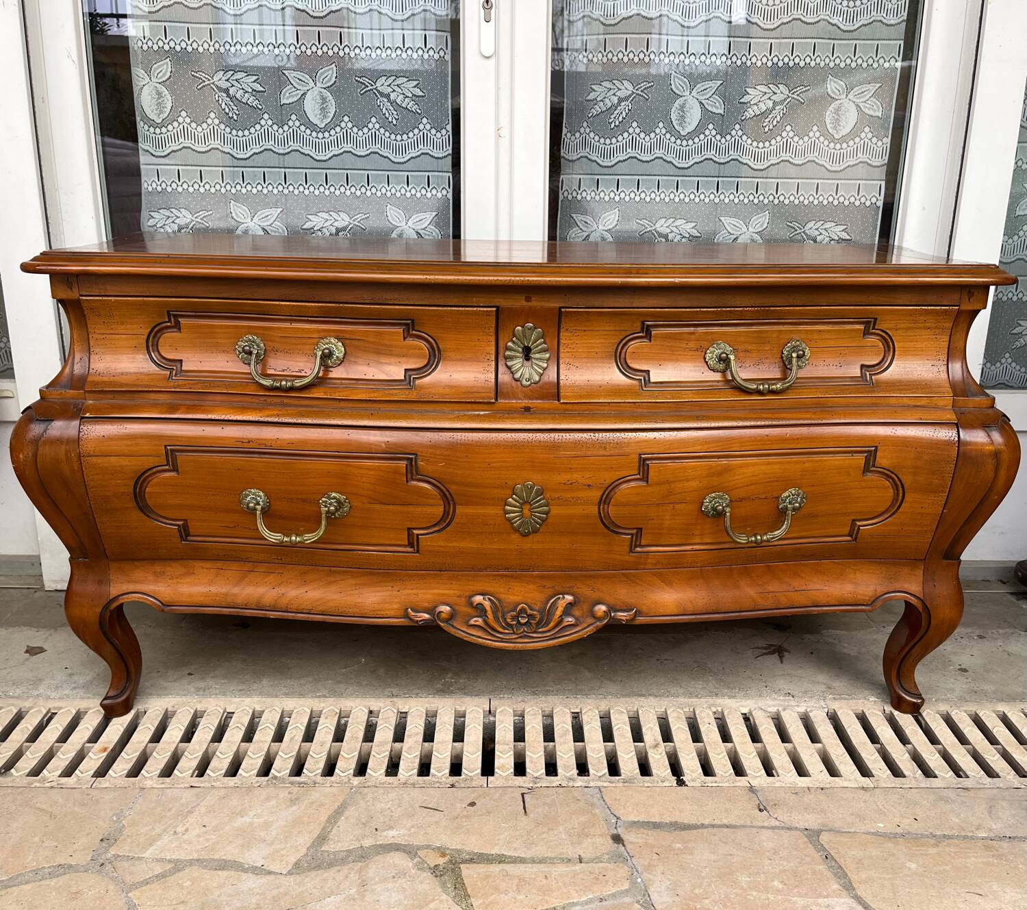 Commode basse Louis XV à trois tiroirs