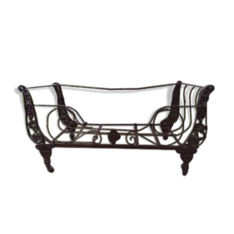 Cast-cast bed