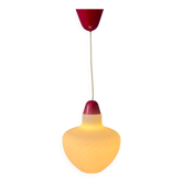 Suspension Mid-Century en verre opalin avec partie supérieure rouge et cache-plafond