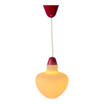 Suspension Mid-Century en verre opalin avec partie supérieure rouge et cache-plafond