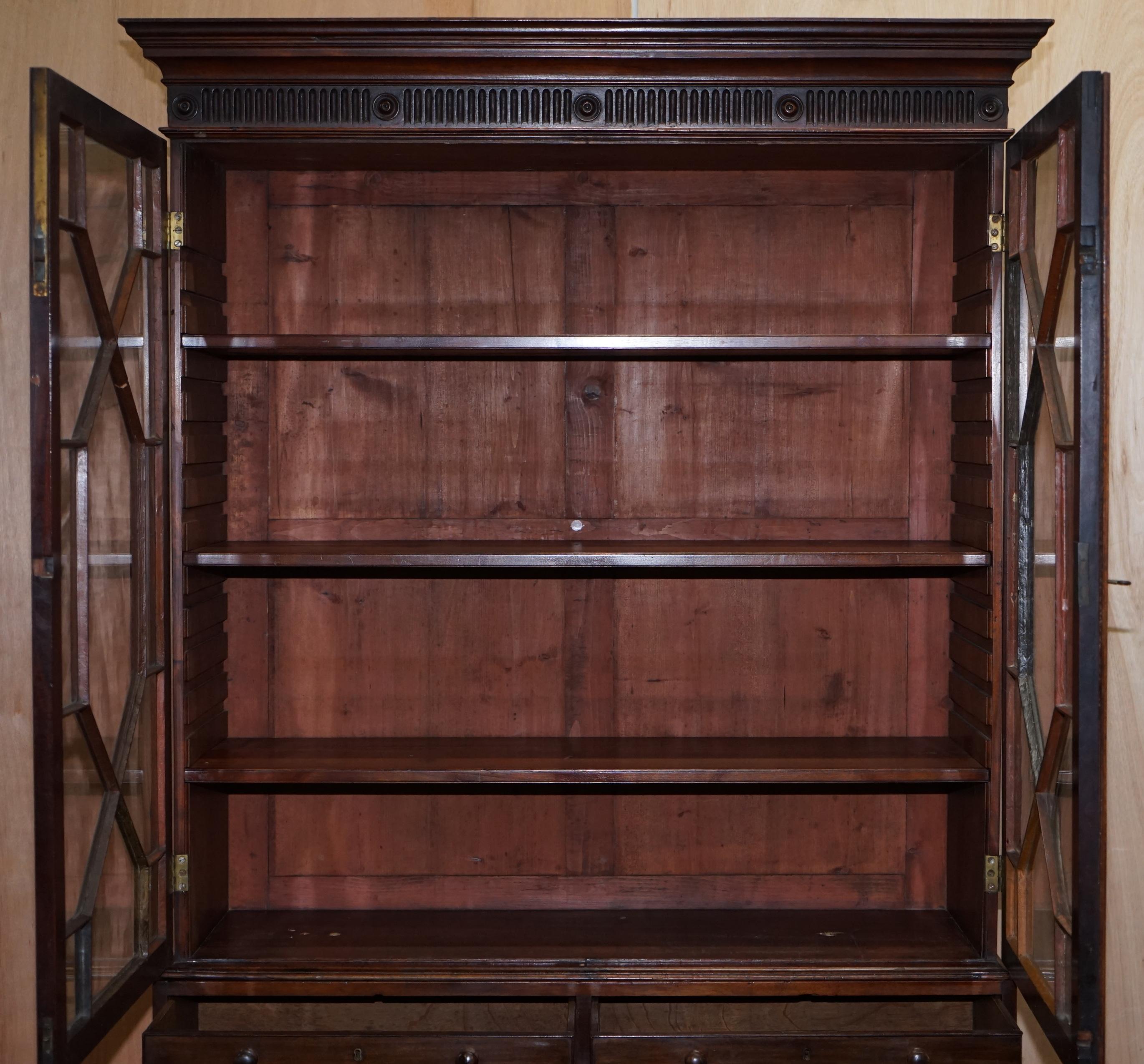 Bibliothèque George IV circa 1820 en bois dur avec tiroirs et vitrage astral