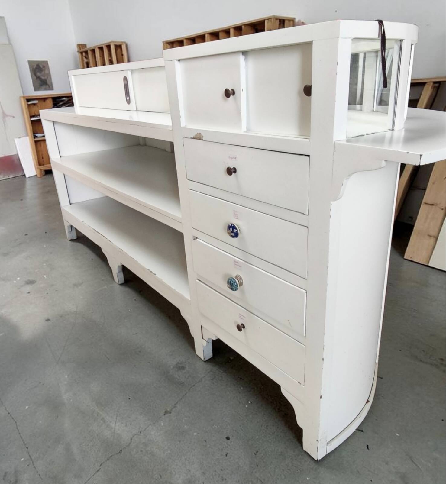 Large rounded showcase counter