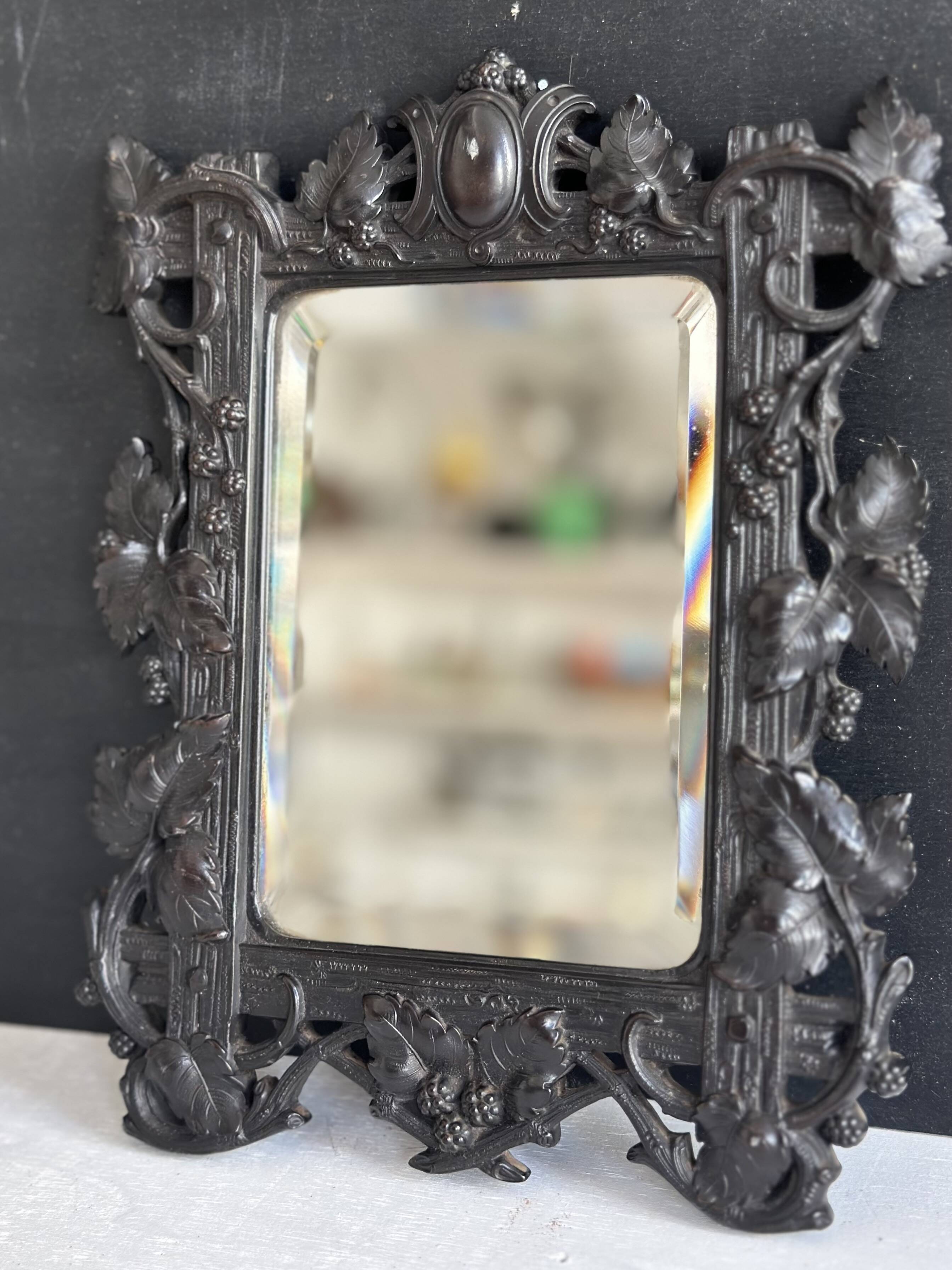 Petit miroir Napoléon III en gutta percha à décor de vigne, XIXe siècle