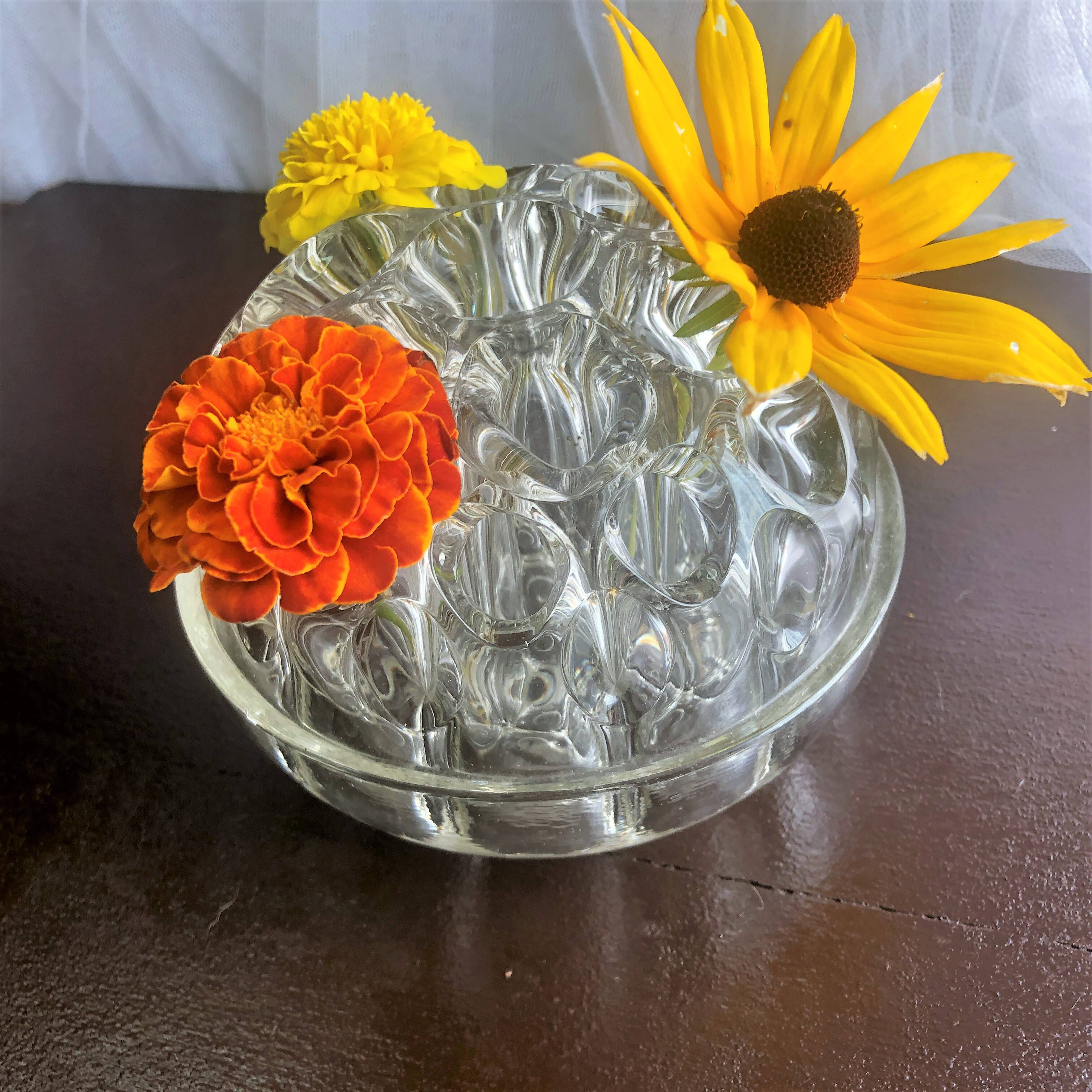 Vase pique-fleurs boule en verre épais à 19 trous France vintage