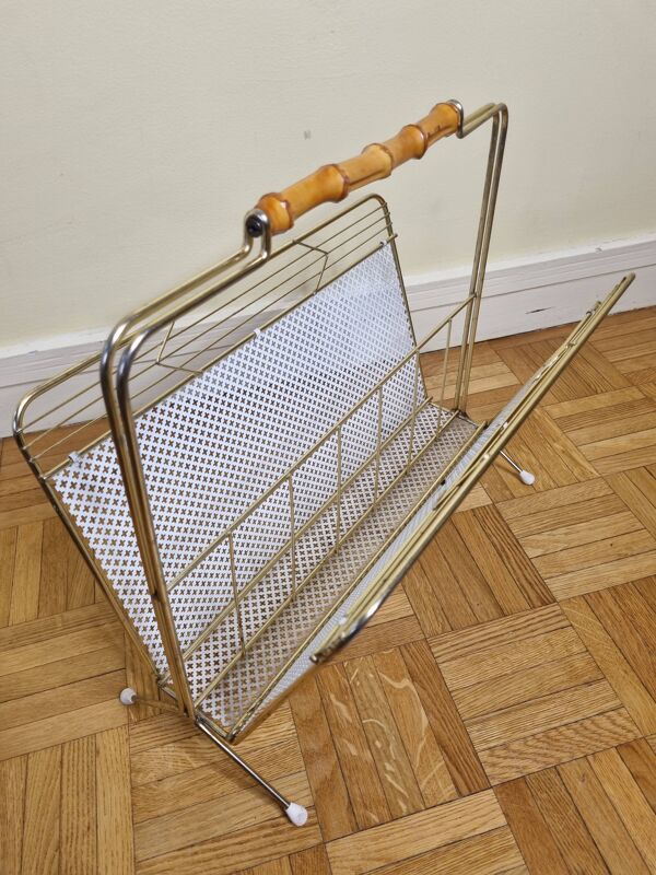 Porte-revue vintage ''Cavalier'' en métal perforé blanc et rotin