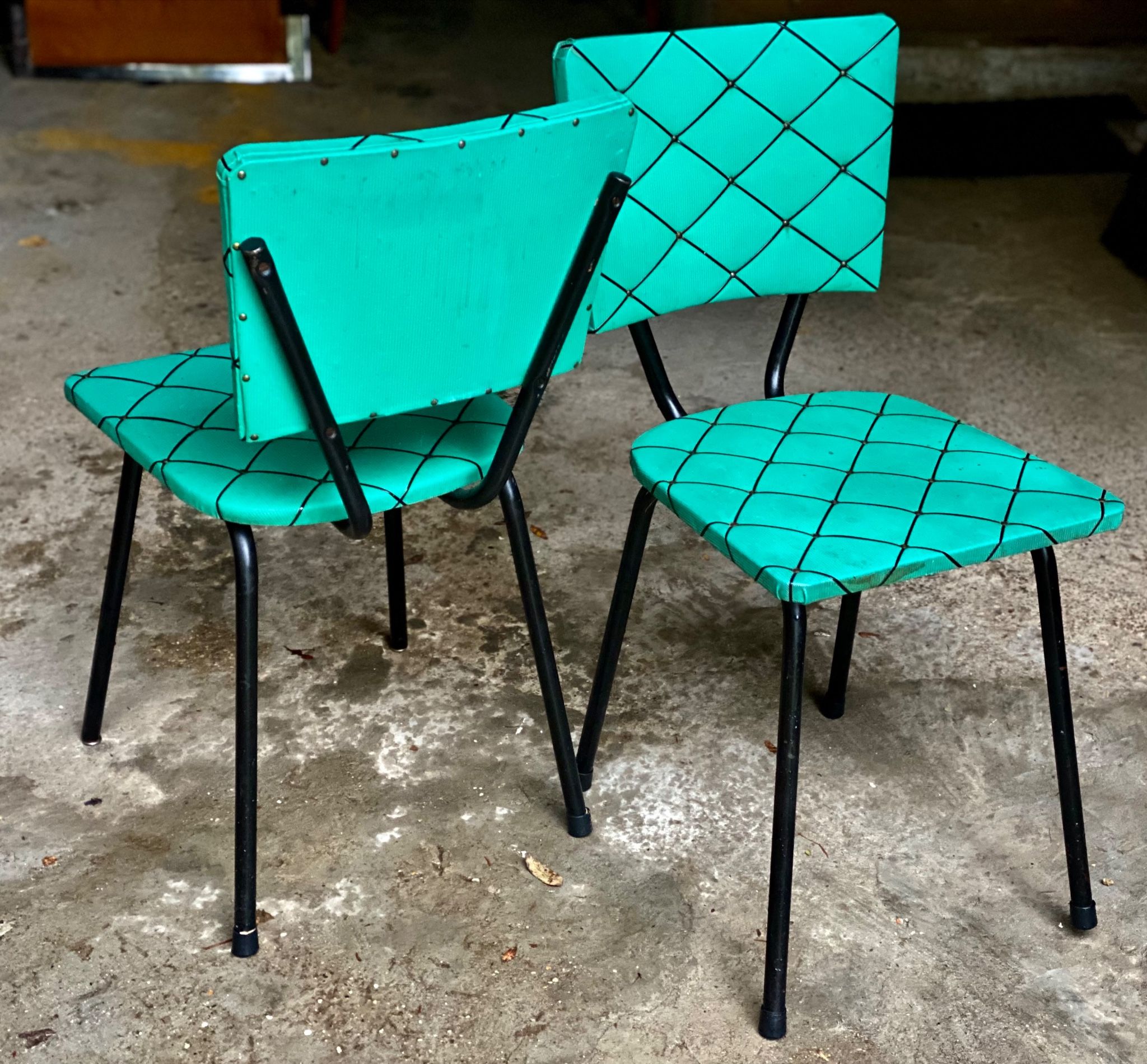 Paire de chaises métal et vinyle vert vintage 1950