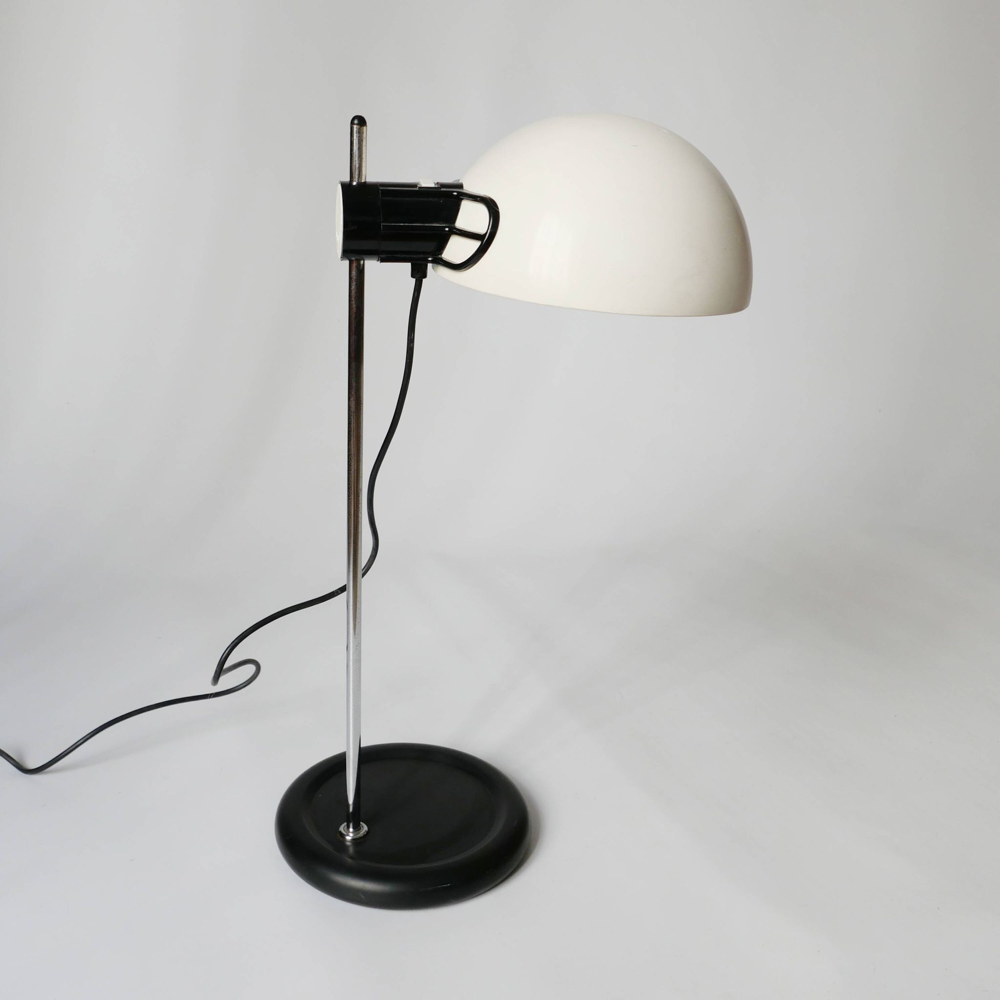 Guzzini lamp 1970s design 1970