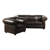 Ensemble d'un canapé chesterfield lisse et d'un fauteuil avec un look anglais intemporel.