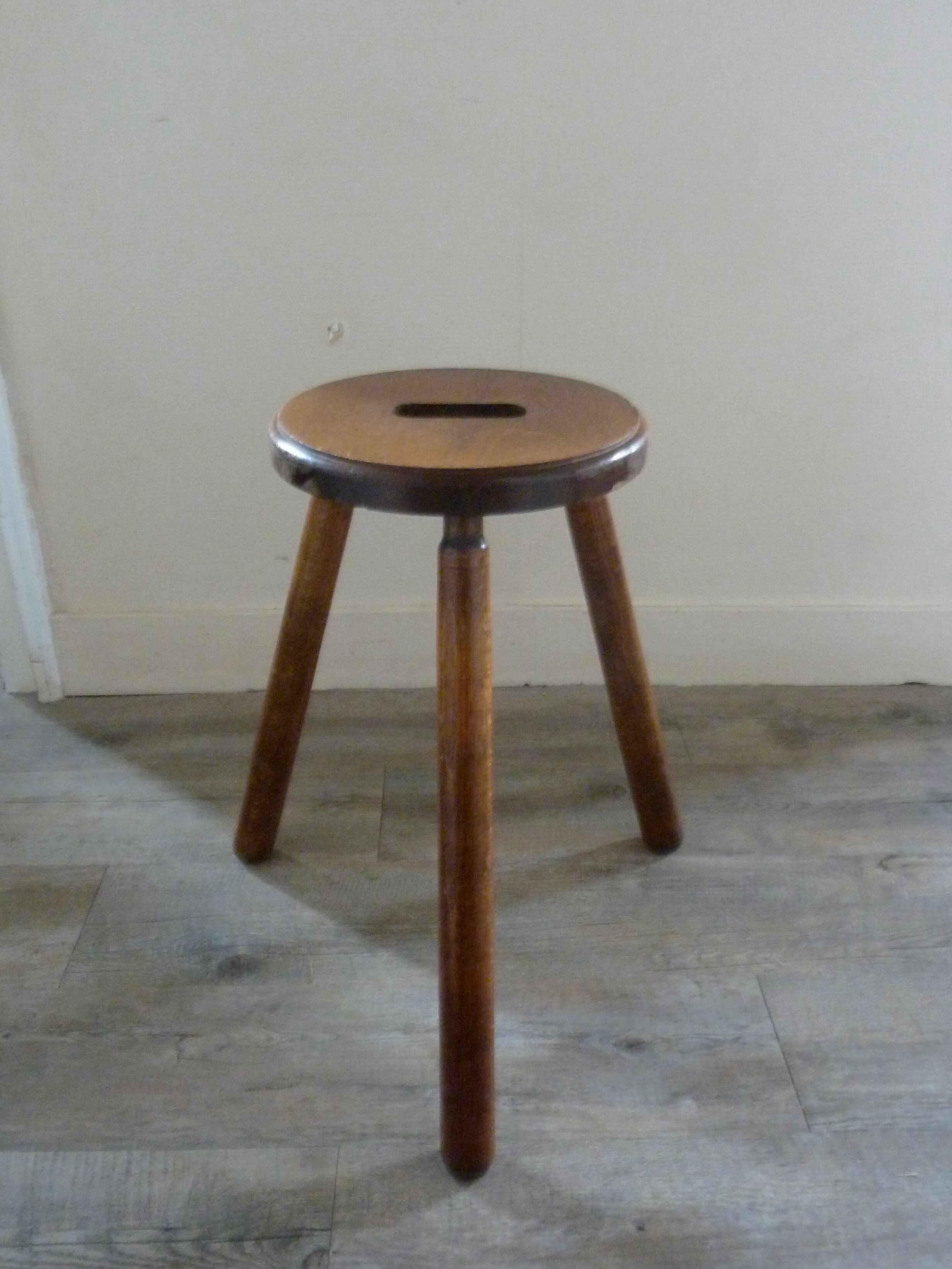 Tripod stool in raw wood with handle