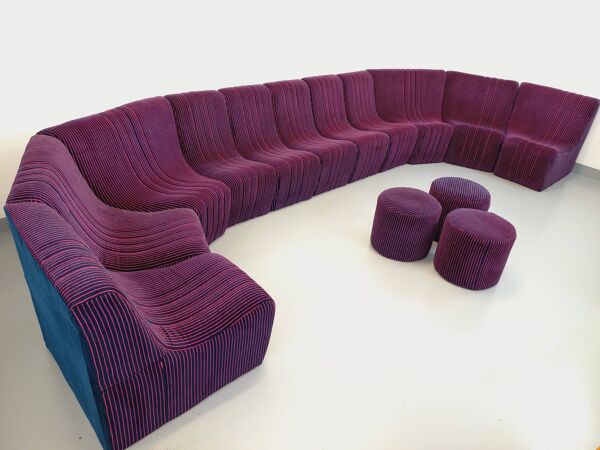Canapé modulable vintage Snake composé de 11 modules chauffeuses et 3 poufs en tissu velours