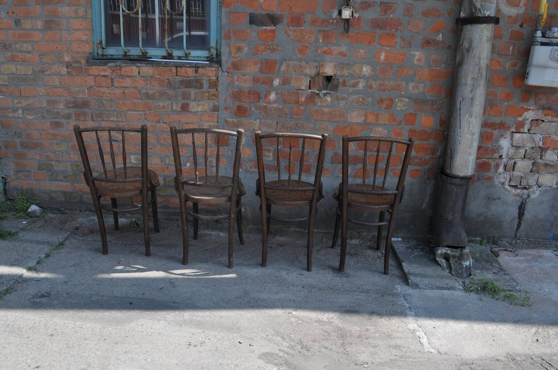 Set of 4 Thonet chairs in brown wood, 1930s bistro design, Art Nouveau curved backrest.