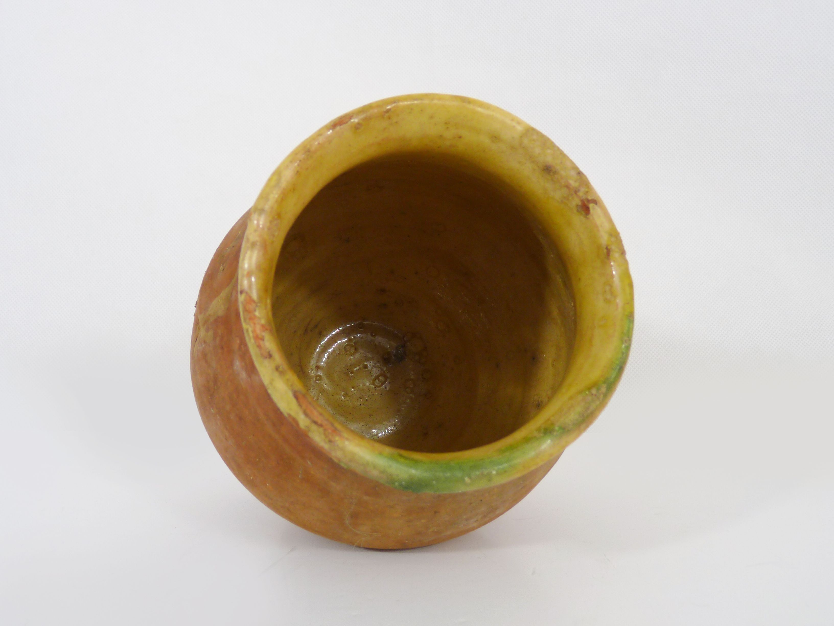 Beautiful little grease pot in yellow terracotta and glazed green. NINETEENTH century