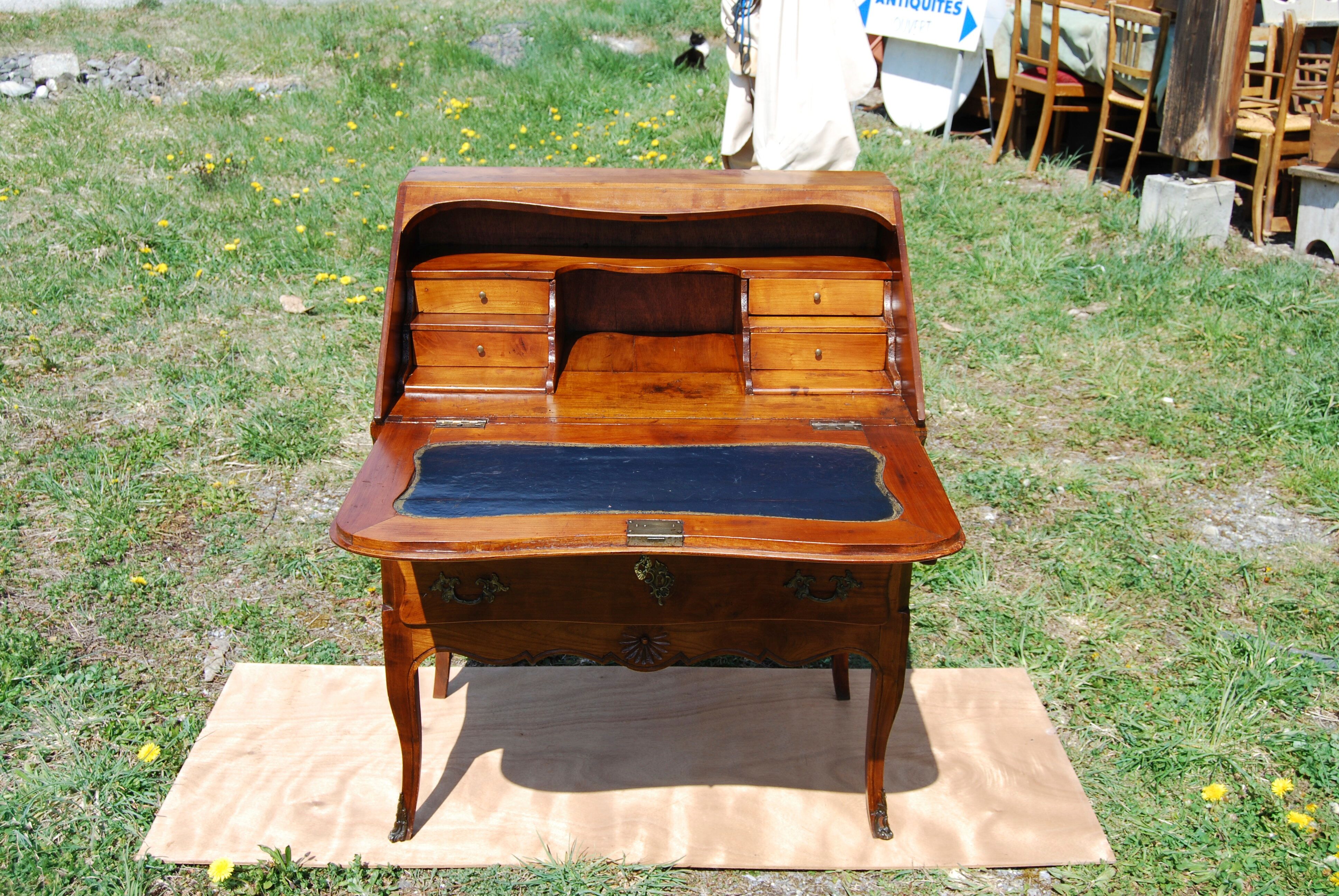 Sloping desk, secretary, donkey back Louis XV walnut.
