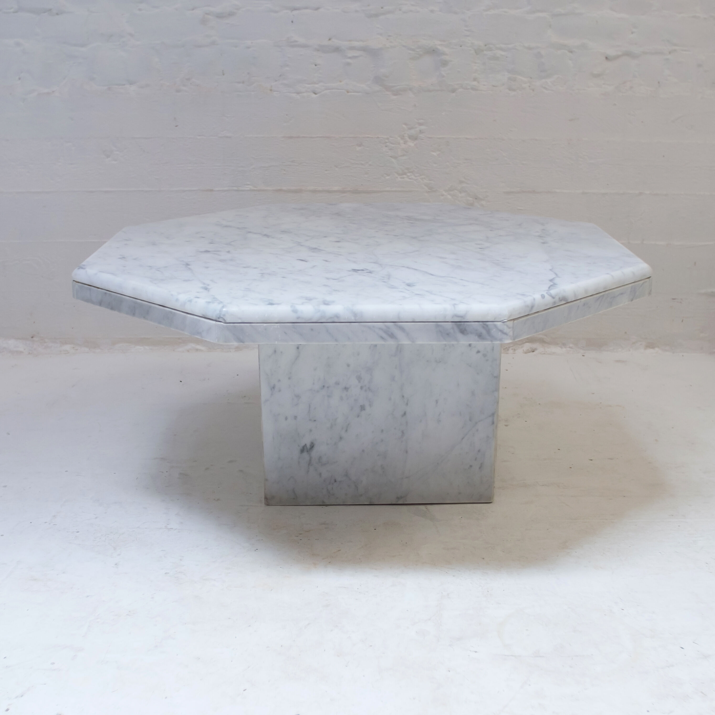 Octagonal vintage coffee table in Carrara marble 70s
