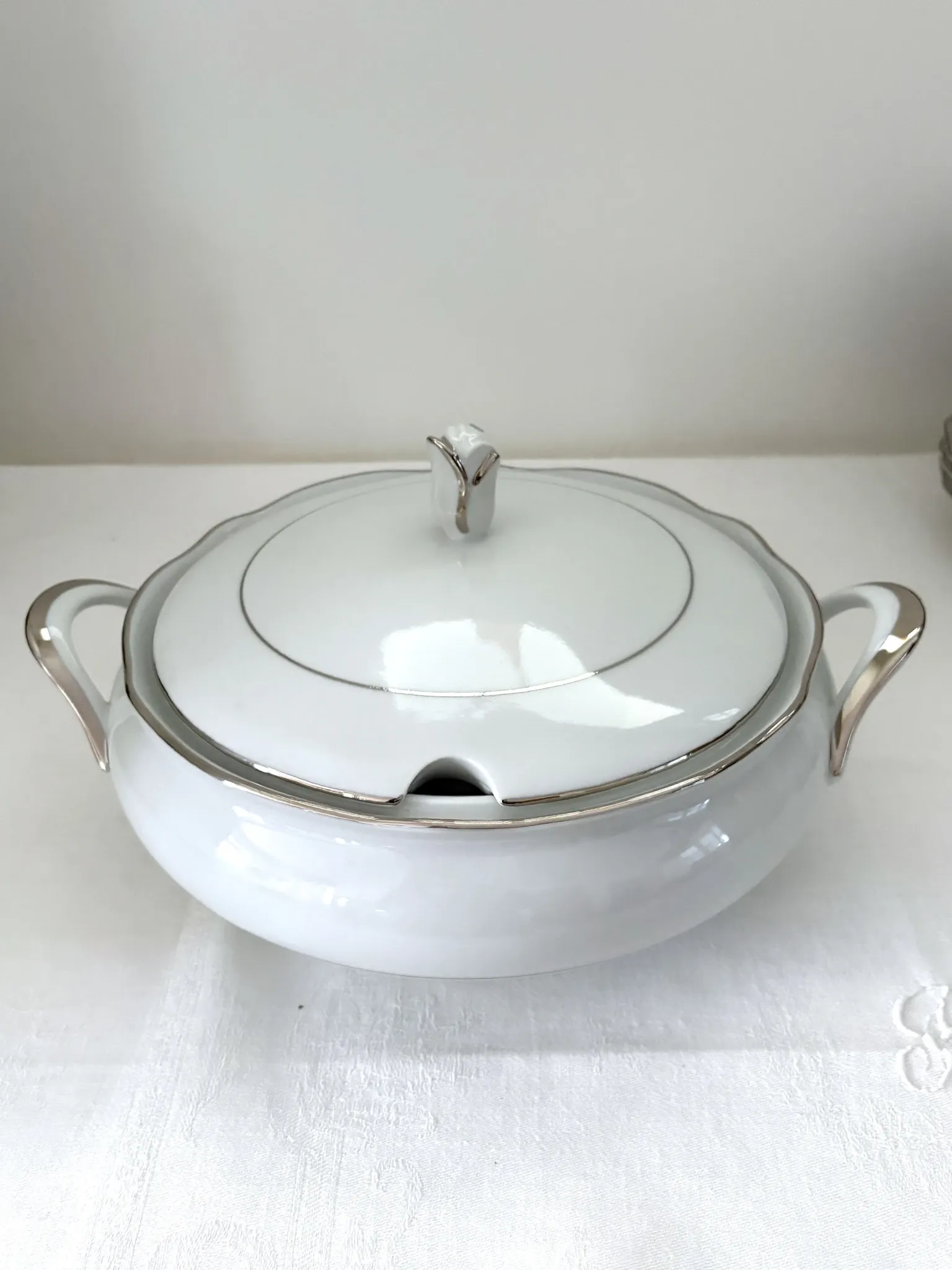Soupière en porcelaine blanche