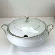 Soupière en porcelaine blanche