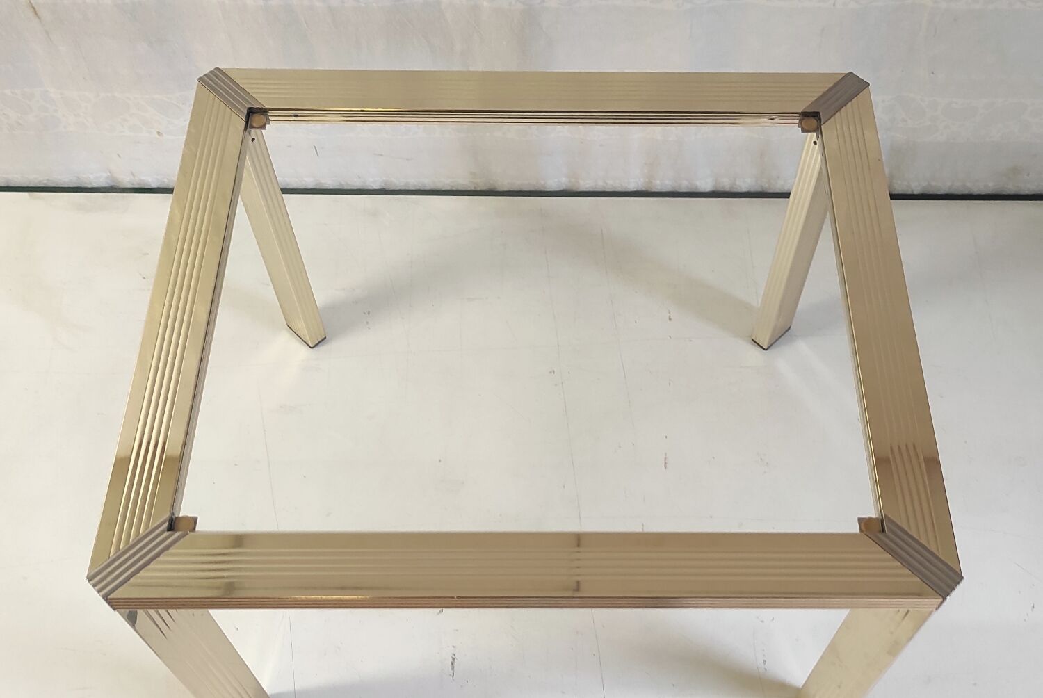 Side table in gold metal and glass - 70s/80s