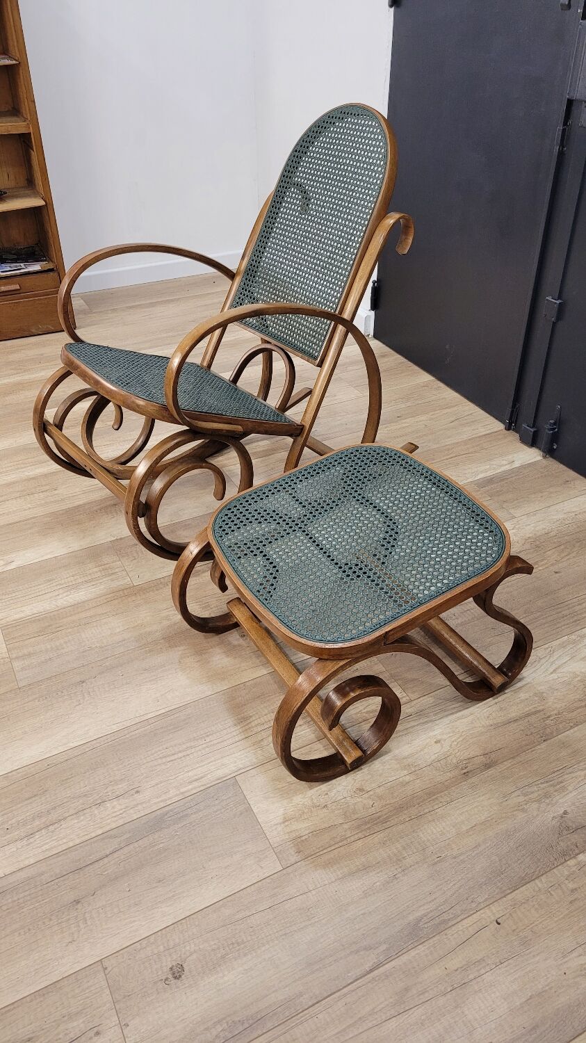 Rocking-chair en bois courbé et cannage
