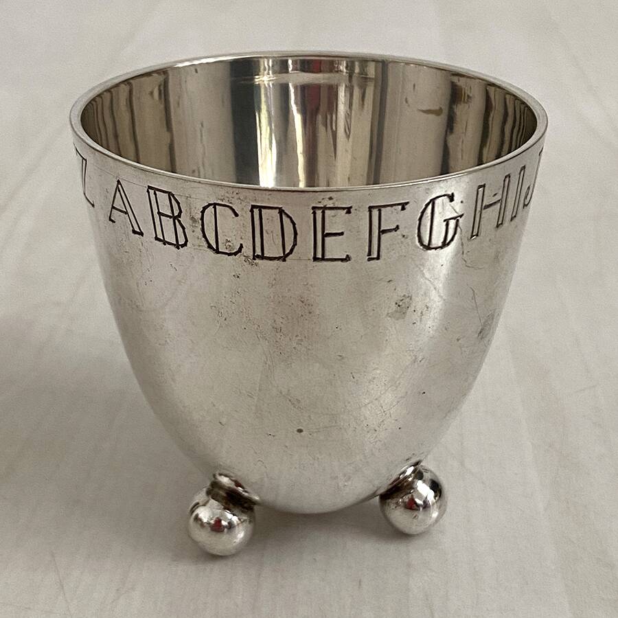 Art Deco tumbler in silver metal with alphabetical decoration