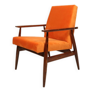 Fauteuil moderne en velours orange papaye bois brun foncé 1970 style scandinave