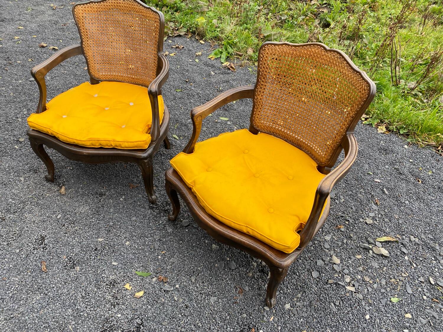 Paire de fauteuils cannés de style Louis XV