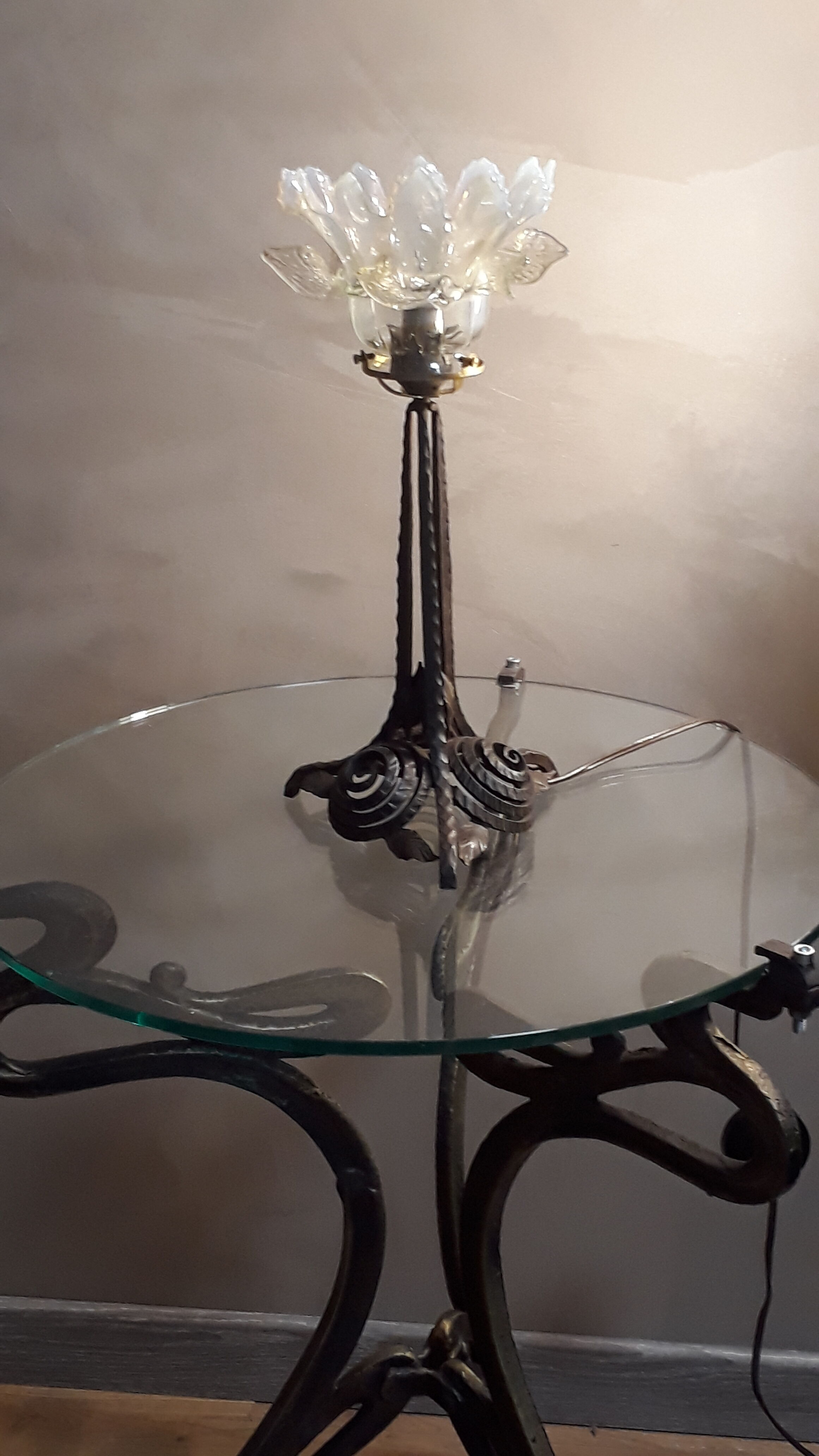 Opalescent tulip lamp 1900