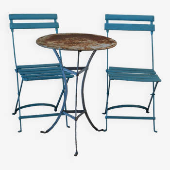 Metal pedestal table and 2 foldable chairs