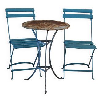 Metal pedestal table and 2 foldable chairs