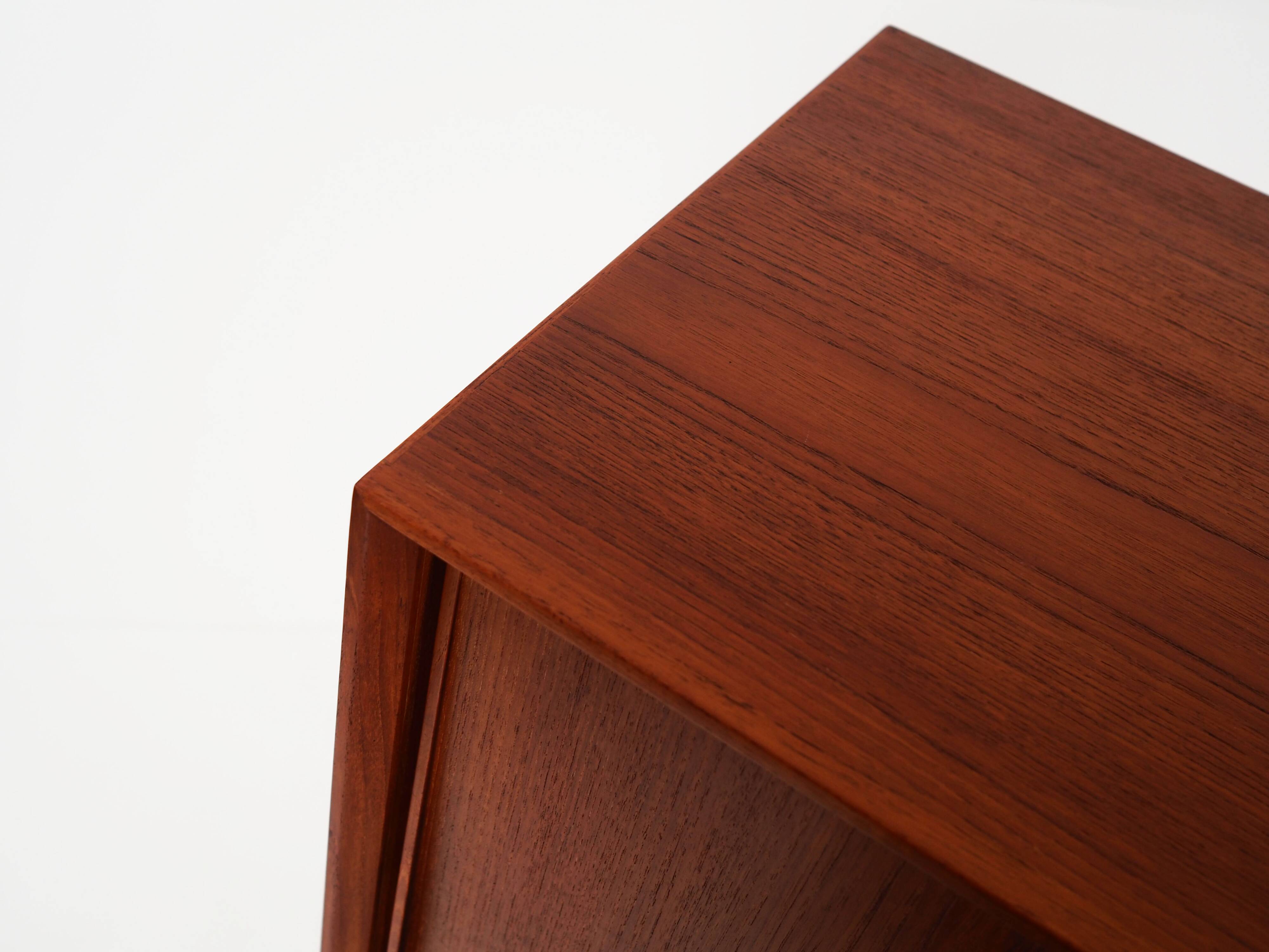 Buffet haut en teck, design danois, années 1970, production : Danemark