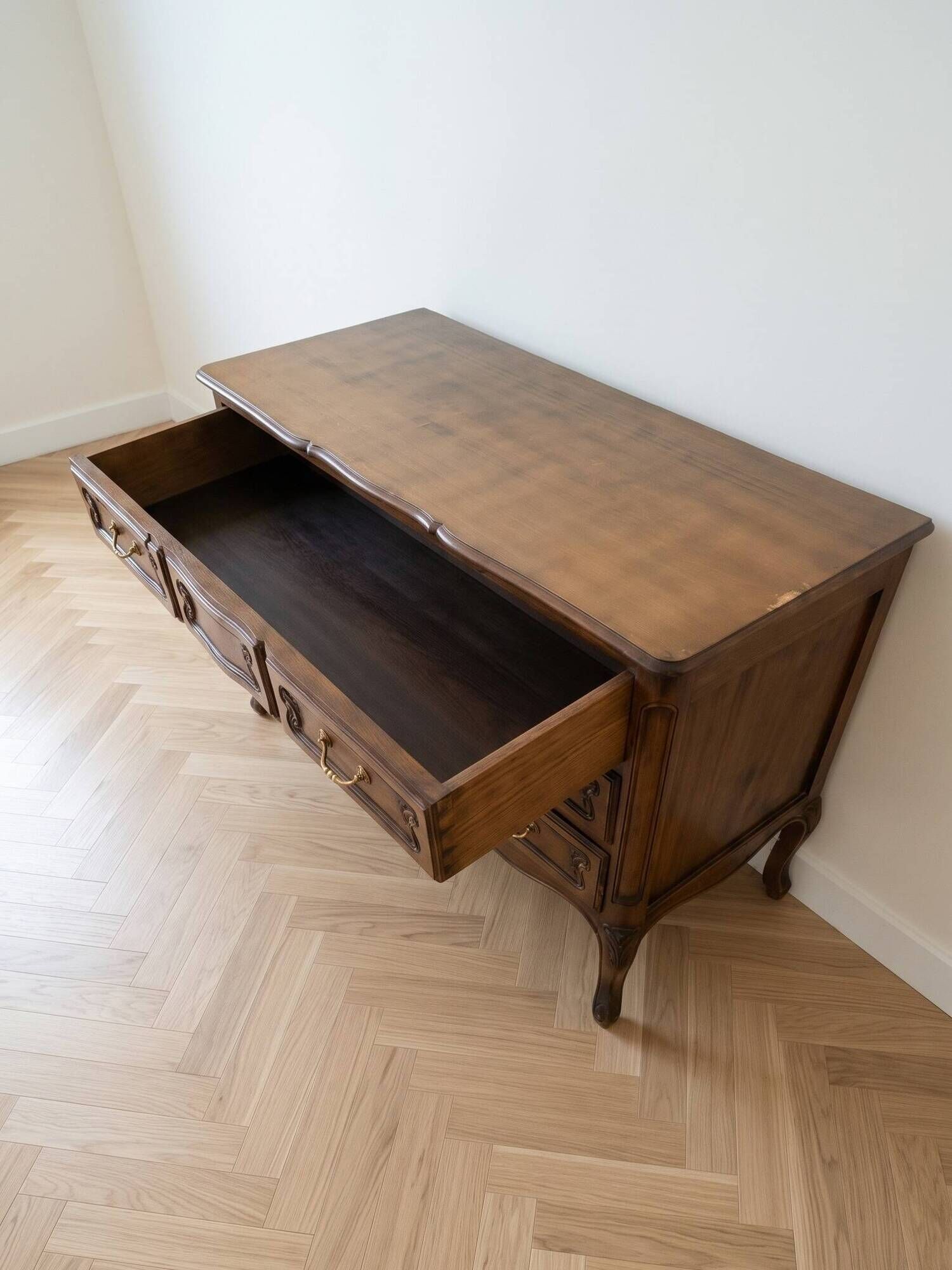 Classic style brown wooden chest of drawers