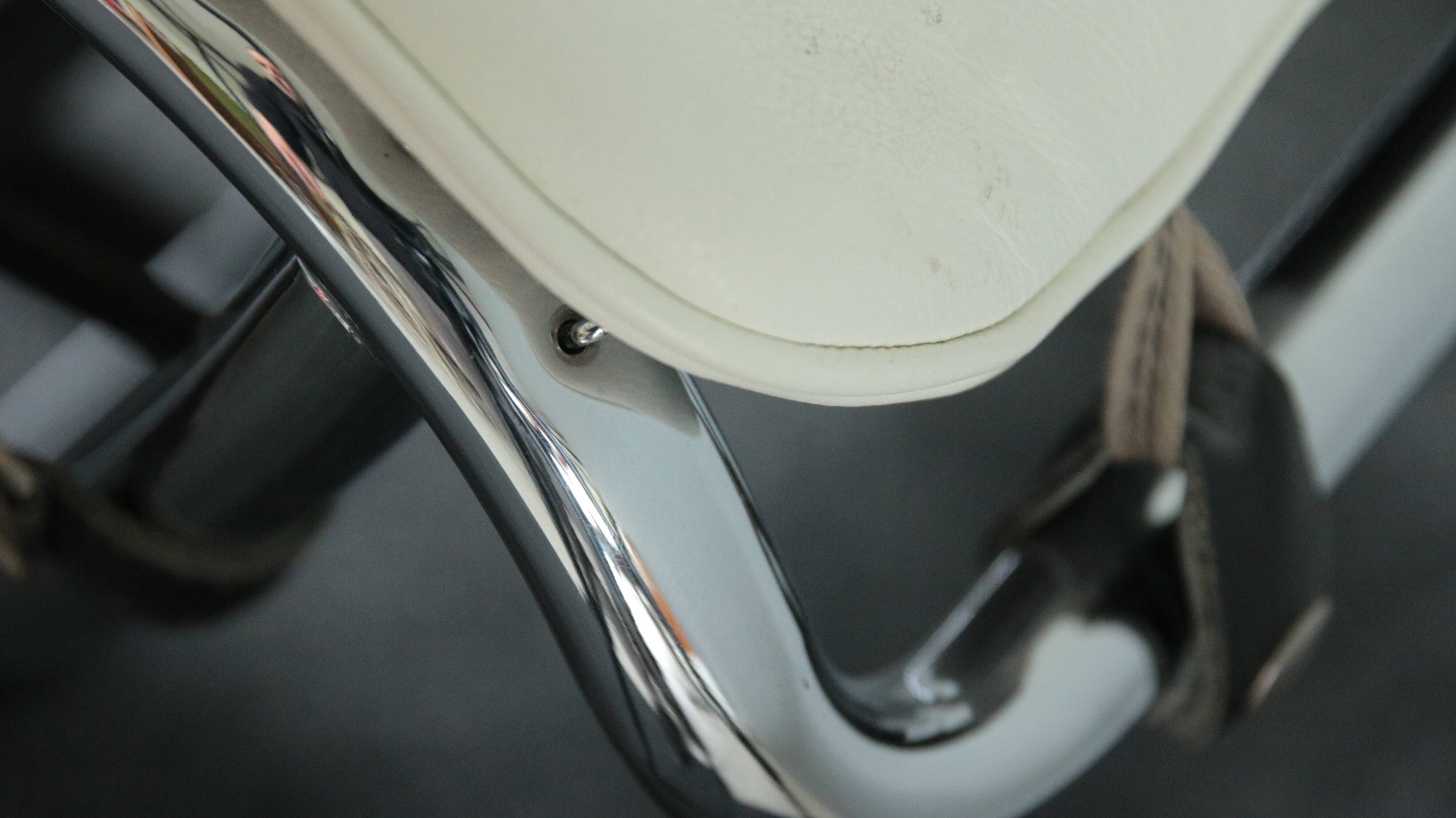 LC4 lounge chair Le Corbusier, Cassina