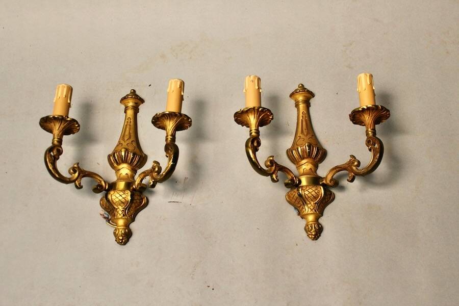 Bronze chandelier with 5 arms and its pair of 2-light wall sconces.