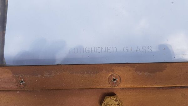 Table avec ancien hublot de bateau en  laiton avec piètement en fer / 100 x 85 x 76 cm