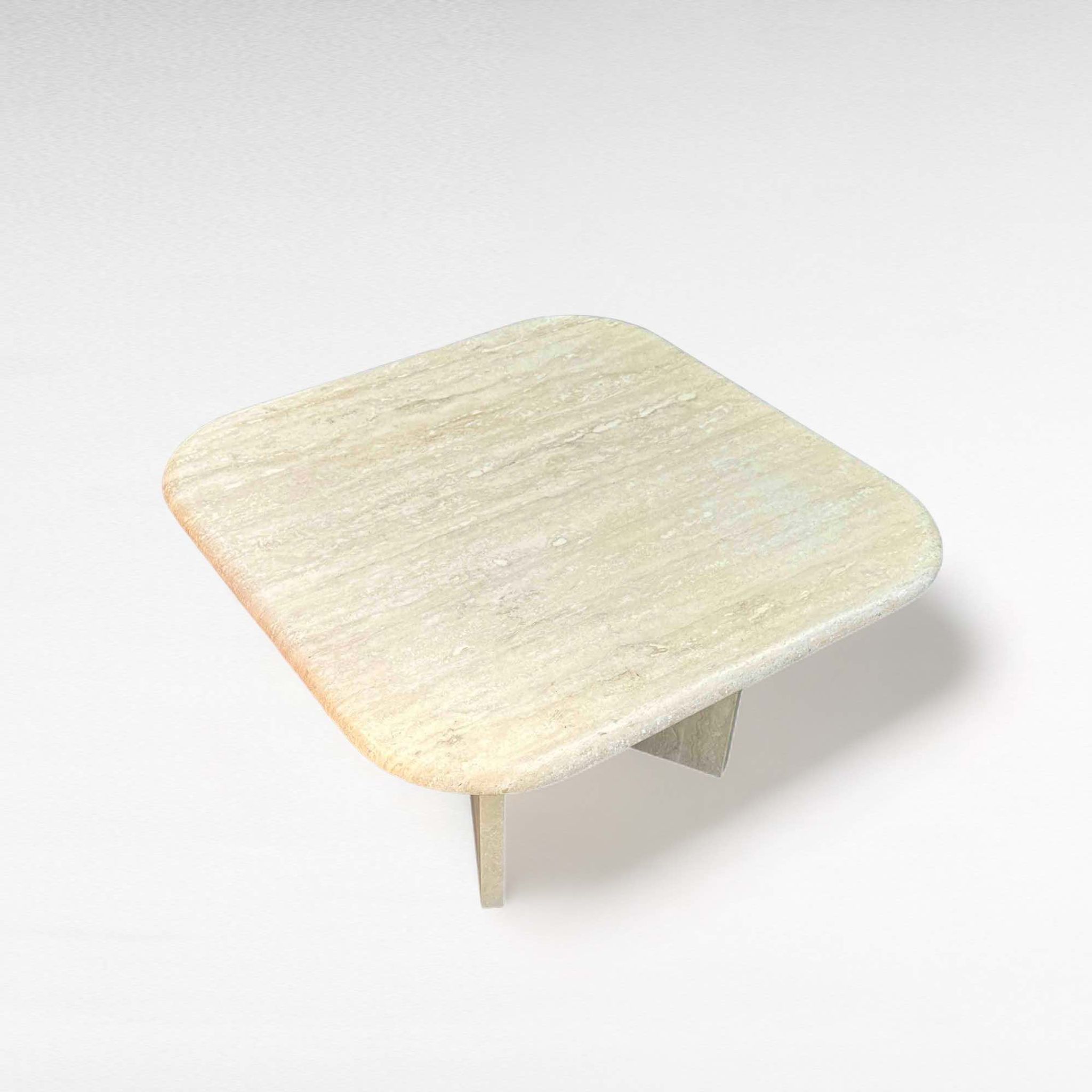 Table basse carrée en travertin aux coins arrondis, Italie, années 1970