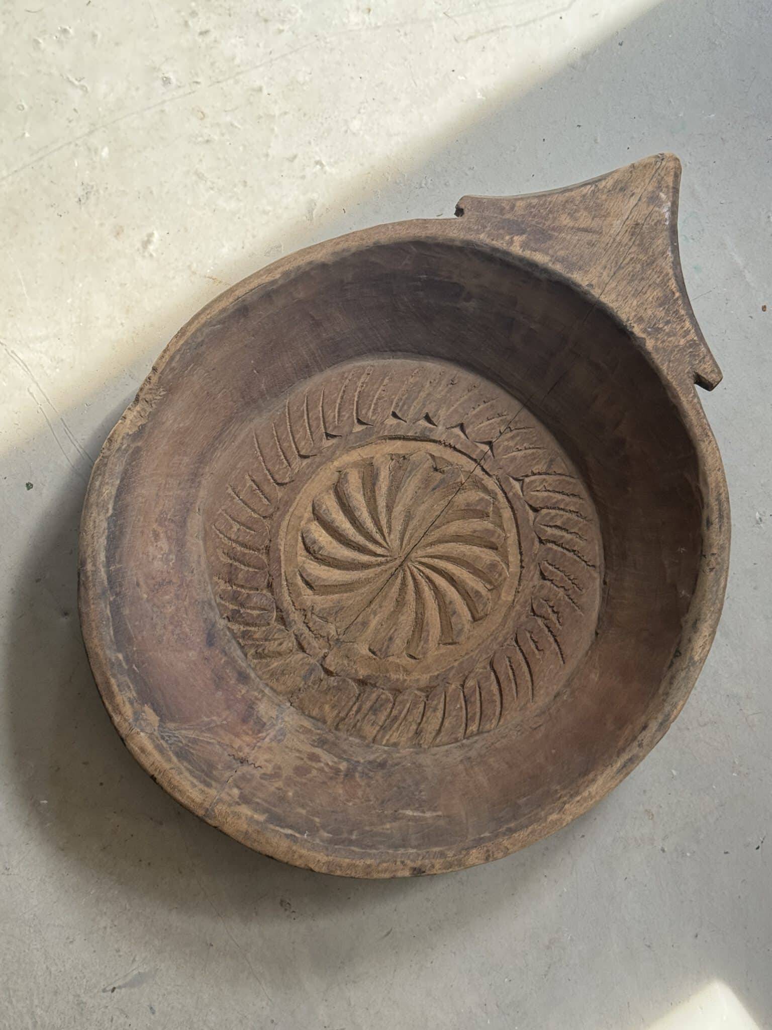 Ancient Indian plateau carved from solid wood "Whirlwind"