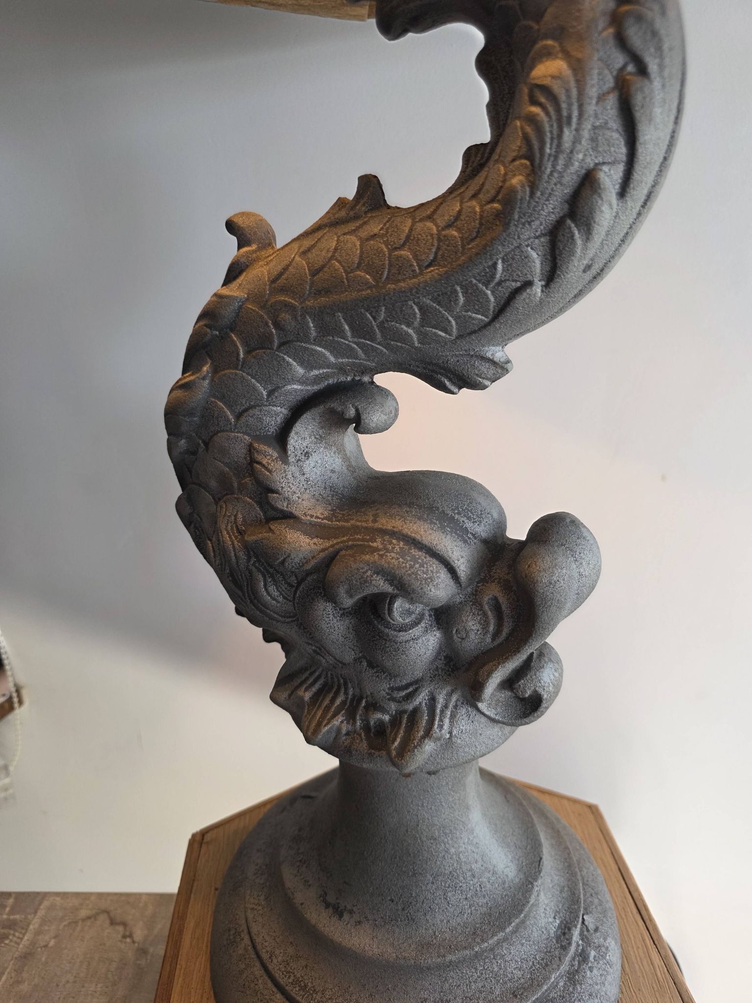 Monumental lamp with a dolphin in cast iron and lead scales - 110cm