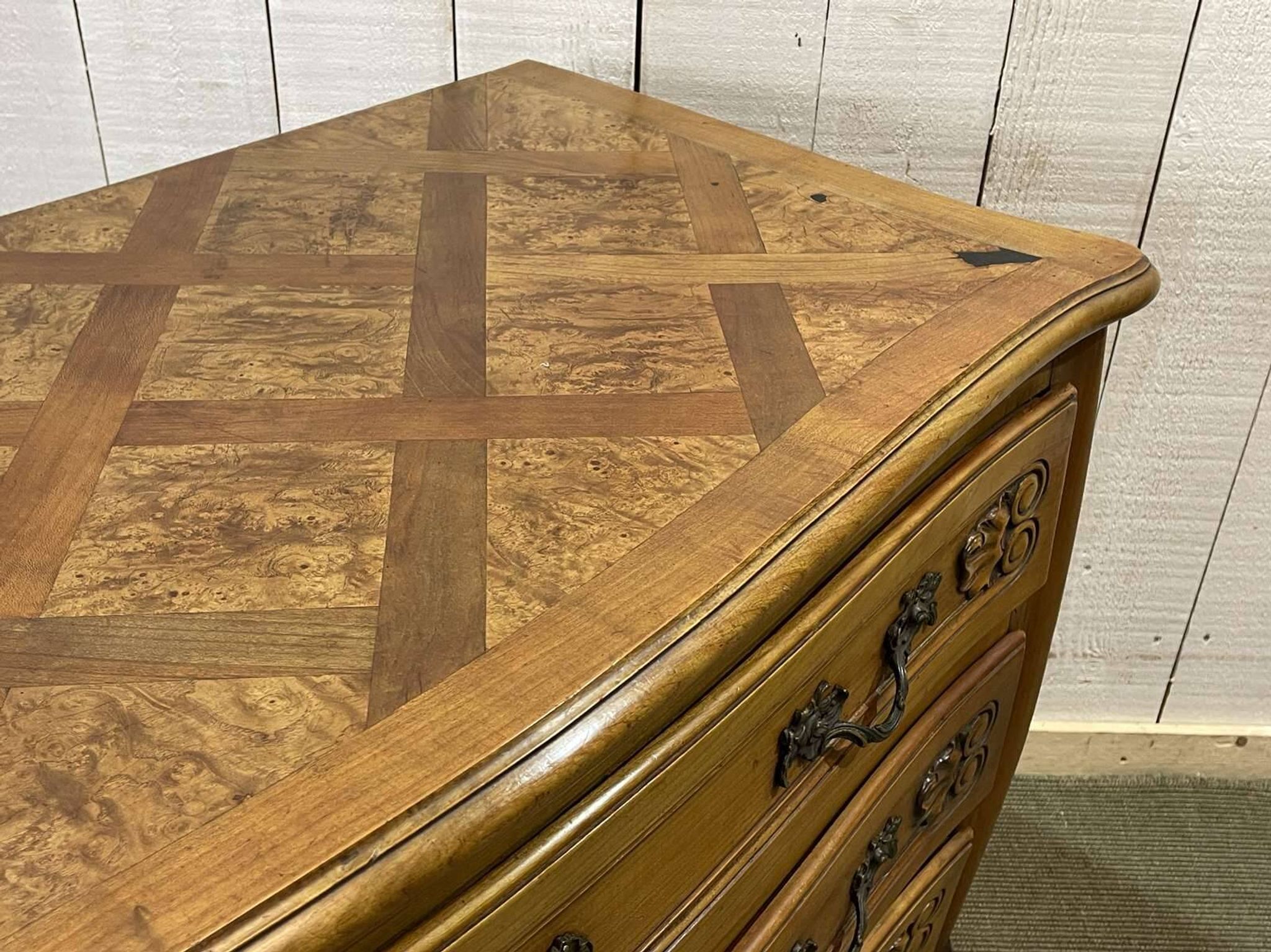 Commode de style Louis XV des années 1950 en merisier et loupe d'orme