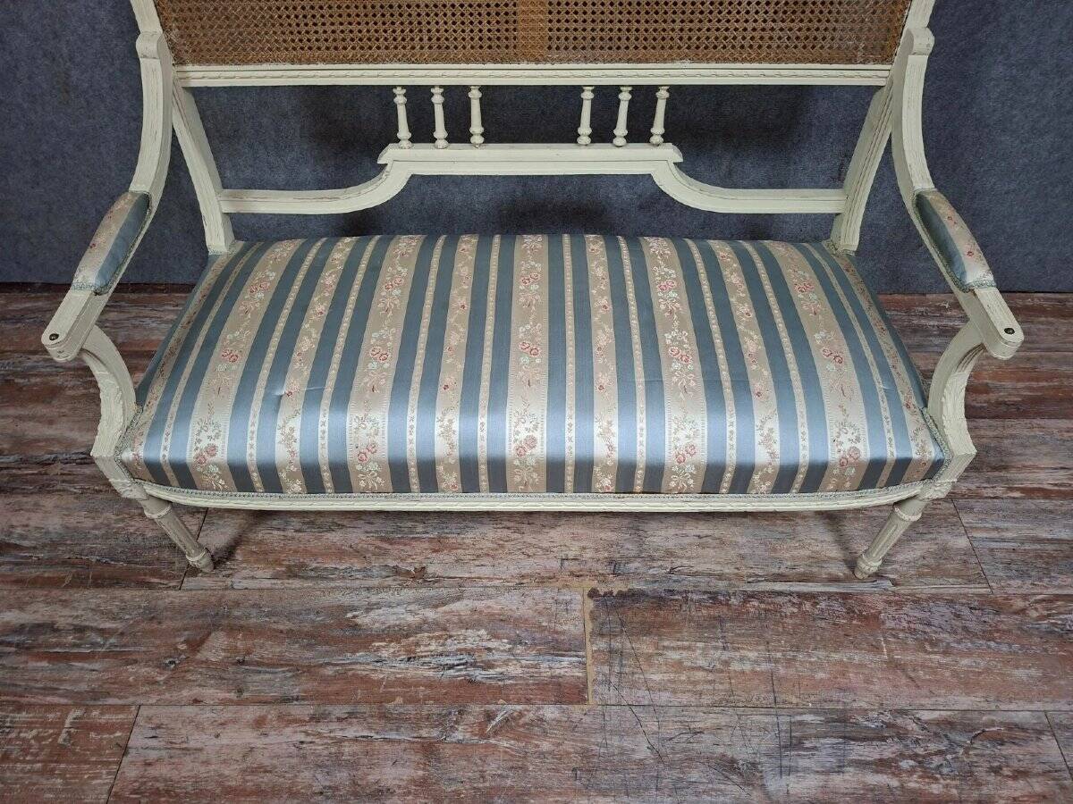 canapé / banquette de style Louis XVI, élégant et plein de charme.