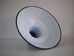 Suspension industrielle ~1970 en tôle émaillée bleue marine et blanche