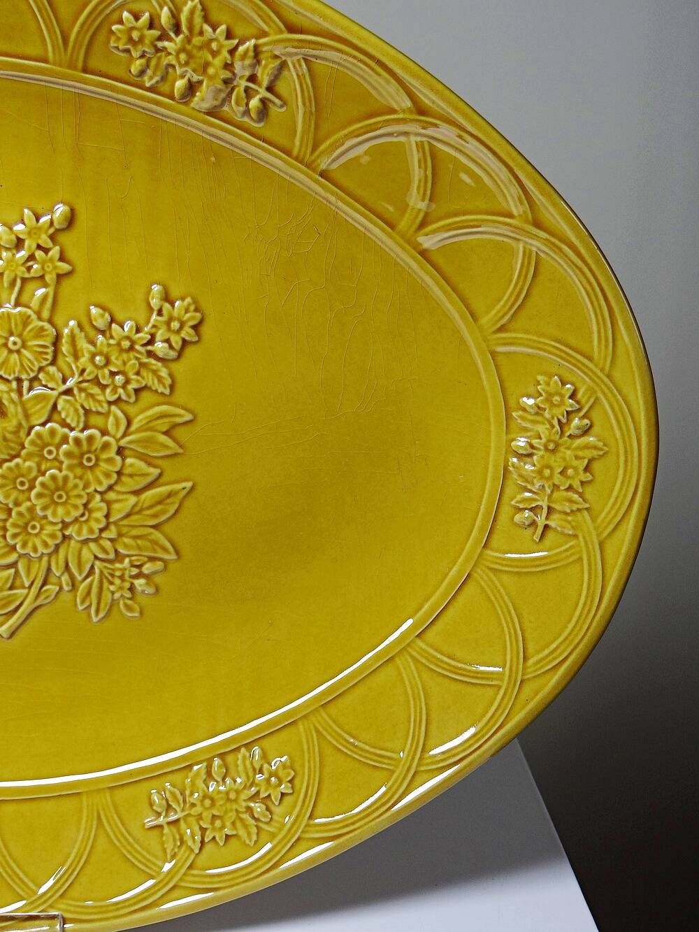 Large oval dish Bordallo Pinheiro yellow earthenware, Portugal 1970-1980