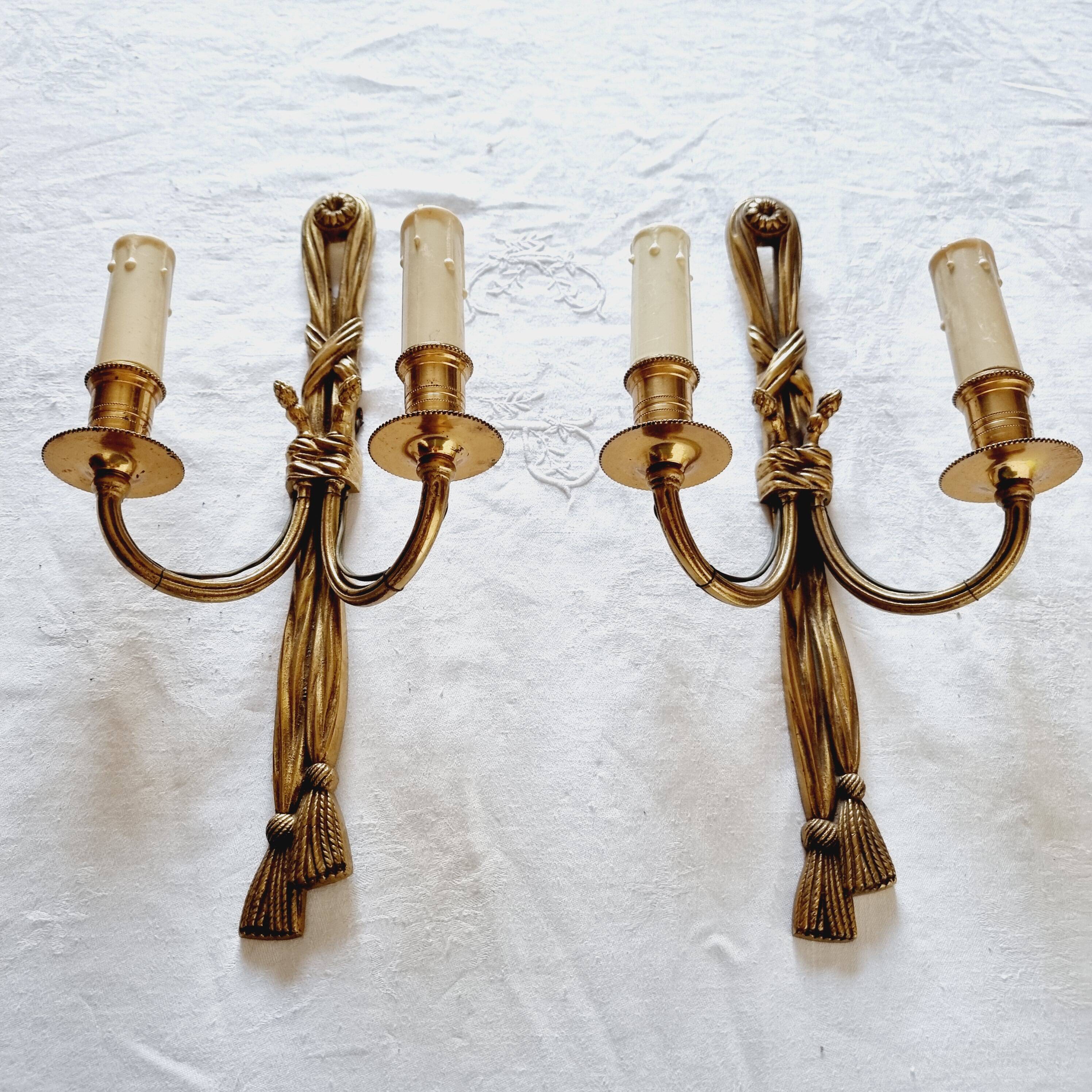 Pair of French wall sconces in bronze, Louis XVI style, with cord.